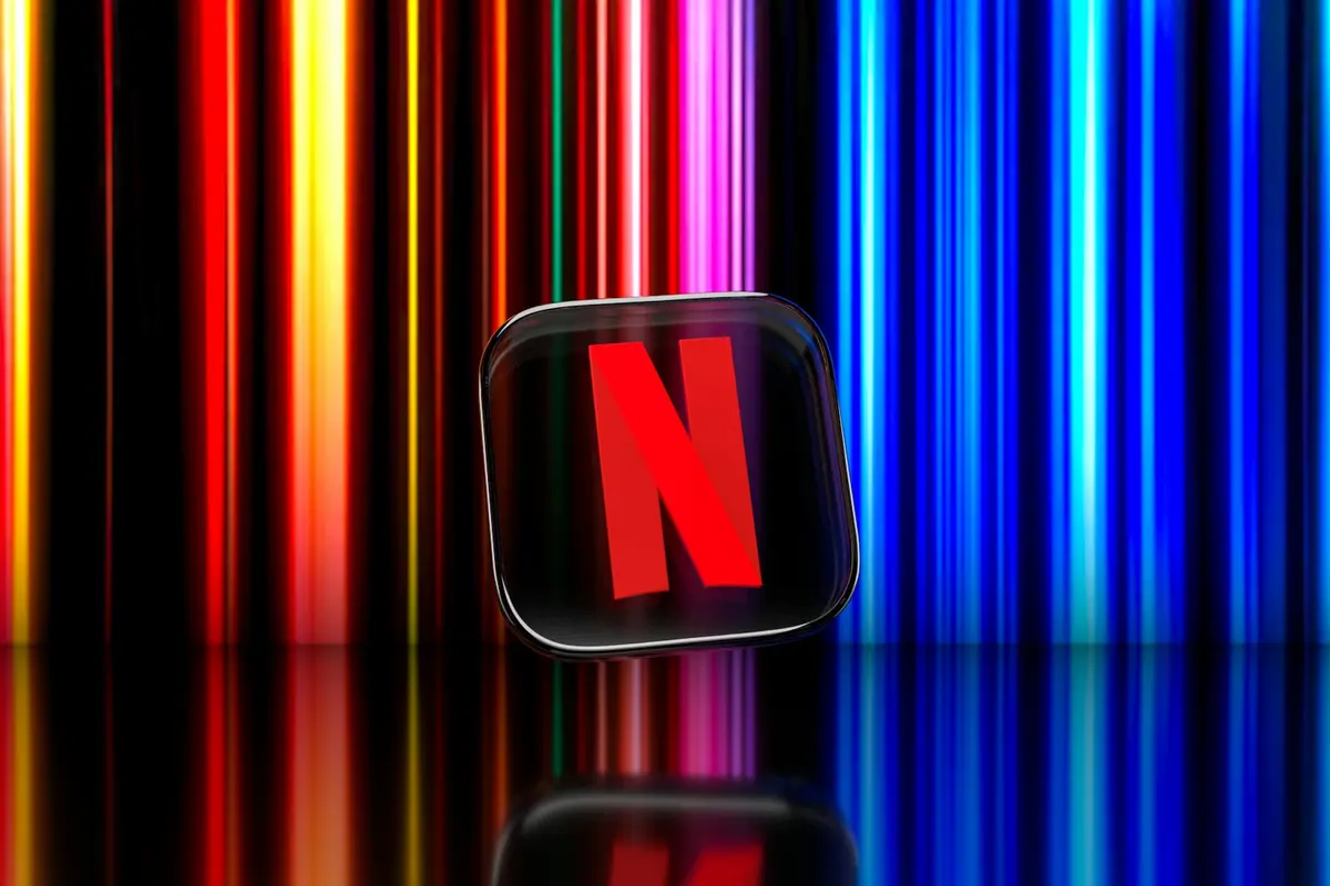 Netflix紅色N標誌顯示在彩色光影前，呈現串流服務主題