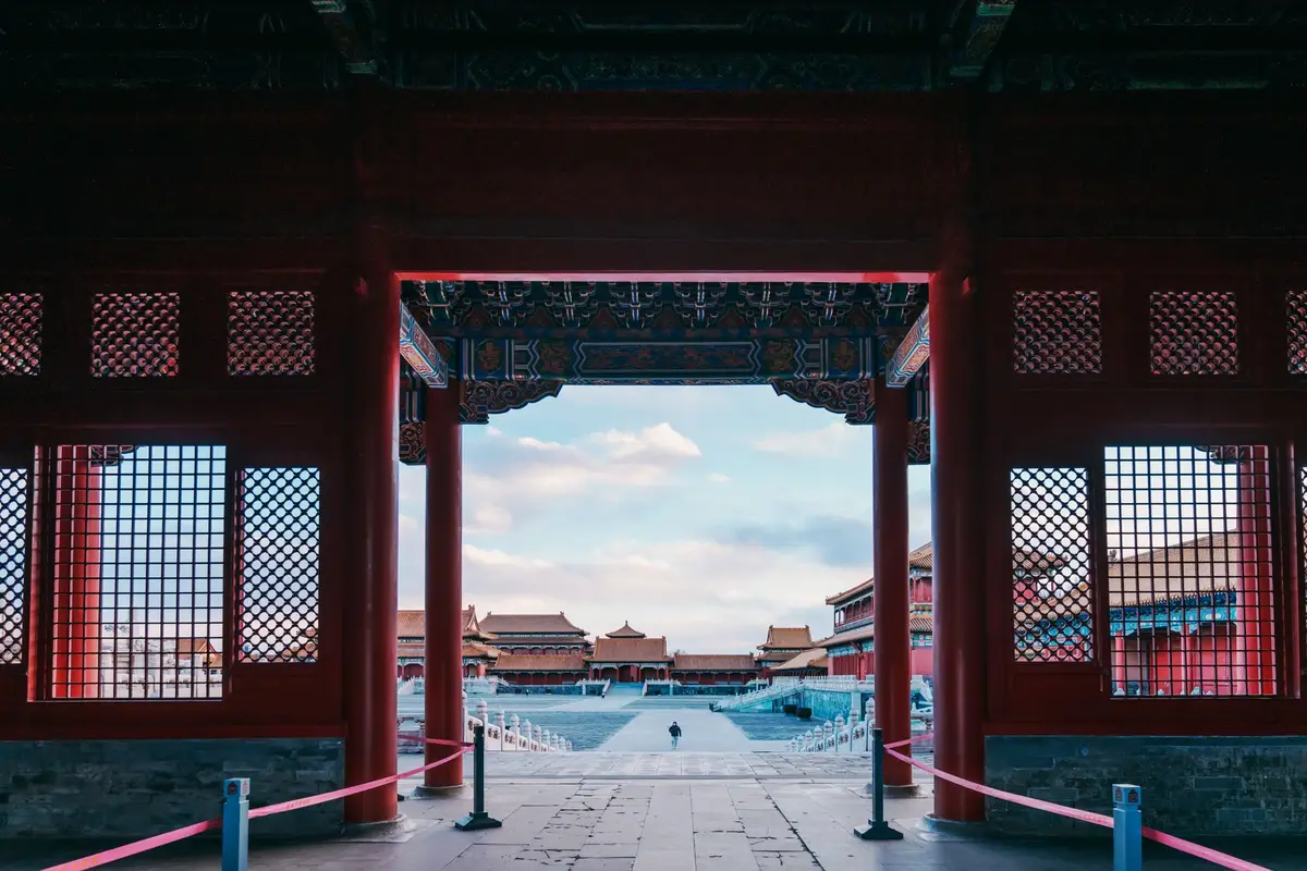 古代宮苑庭院意象，呼應中國古裝劇《嫁金釵》的故事背景