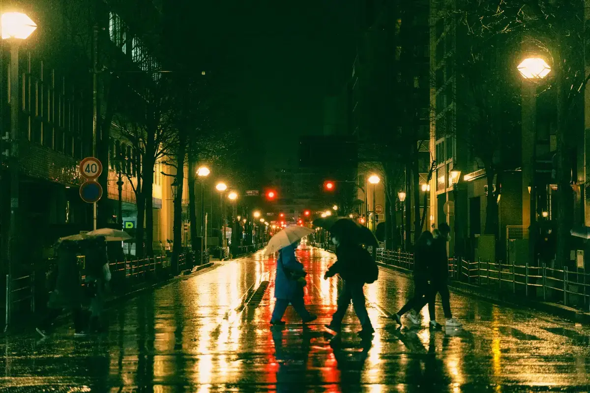 雨天街道與濕潤路面示意圖