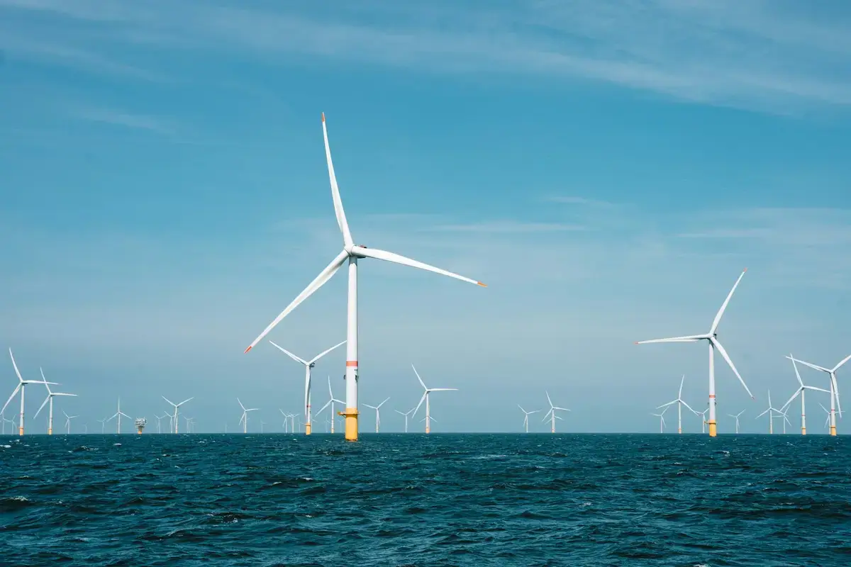 海上離岸風力發電機組與電力設施，示意離岸風機運轉安全