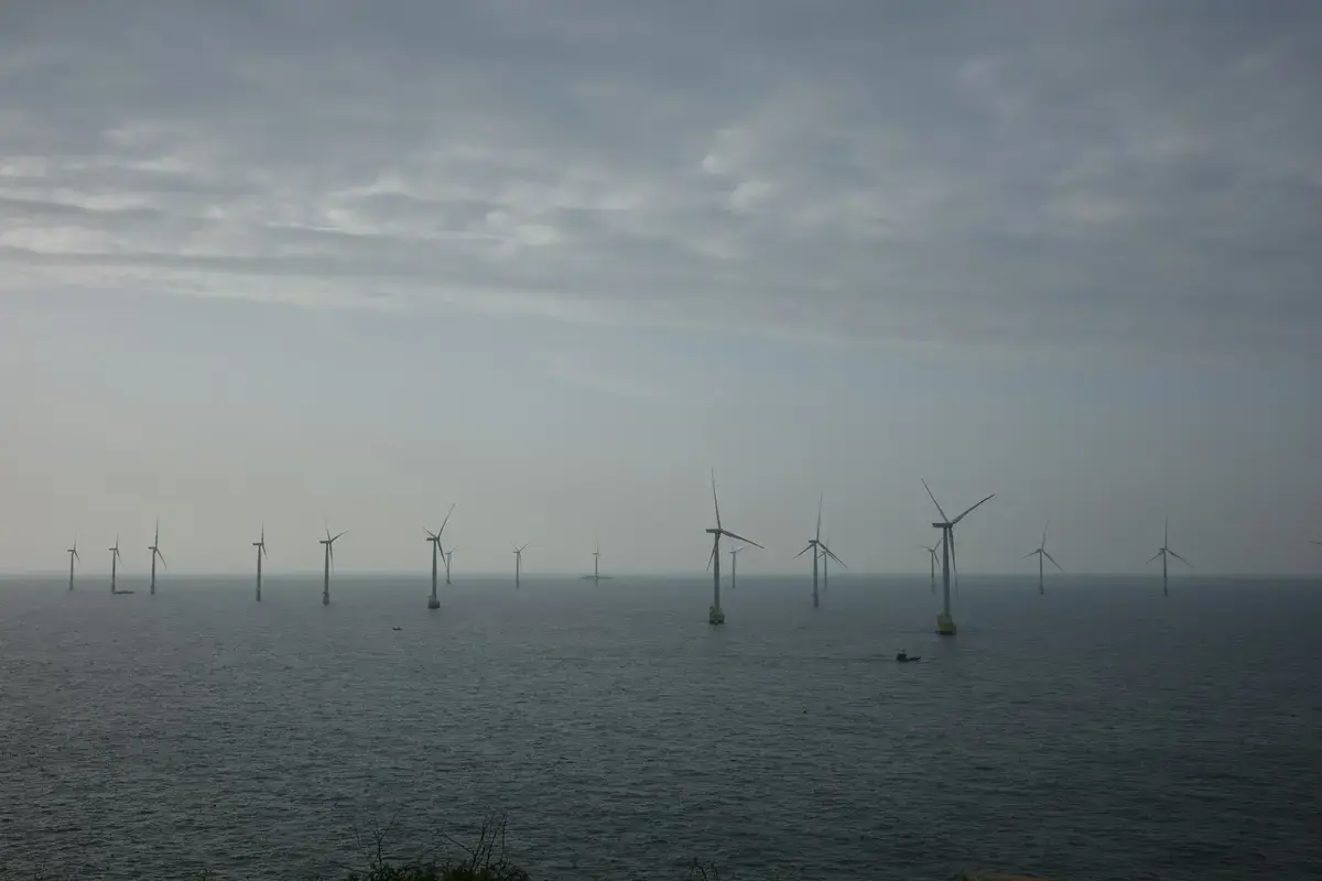 海面上的離岸風力發電機組，示意離岸風電區塊開發