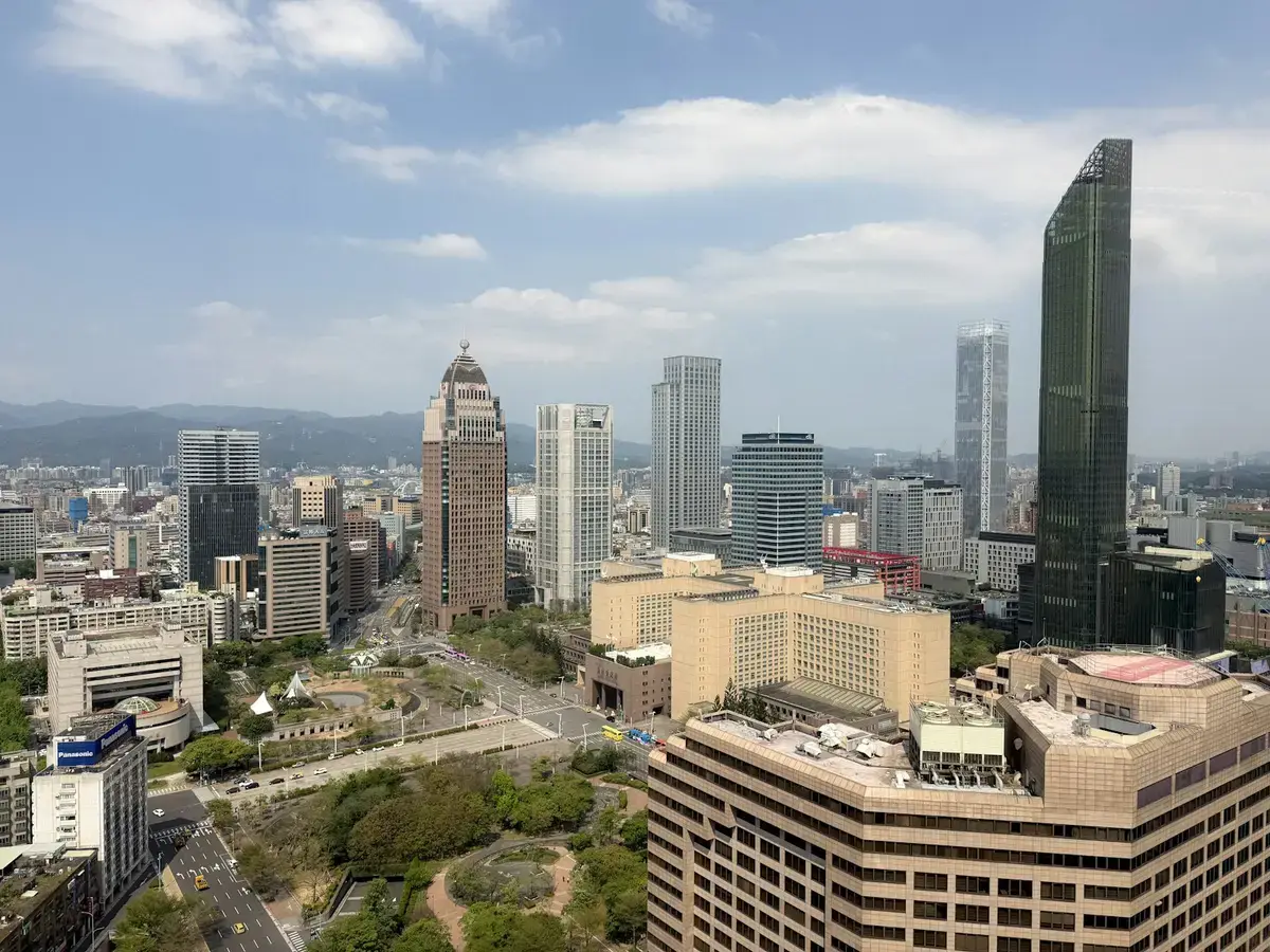 台北信義區城市公園與高樓景觀，作為寶可夢打卡路線的旅遊示意圖