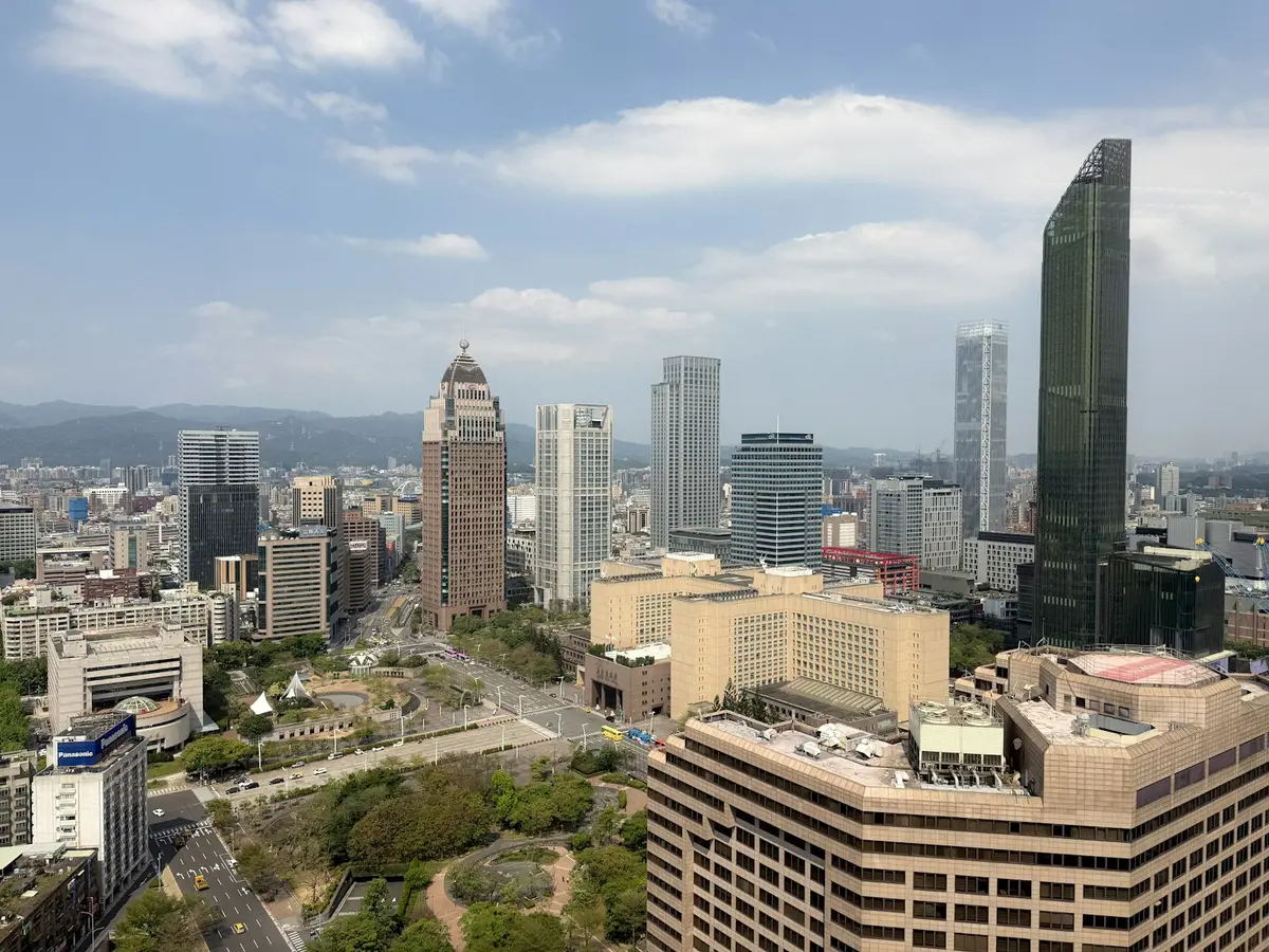 台北信義區城市公園與高樓景觀，作為寶可夢打卡路線的旅遊示意圖