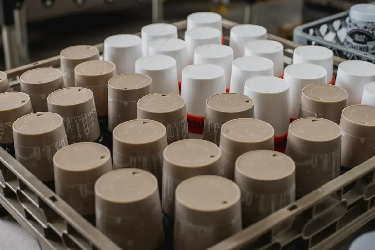 餐飲業集中擺放可重複使用飲料杯，示意資源循環政策
