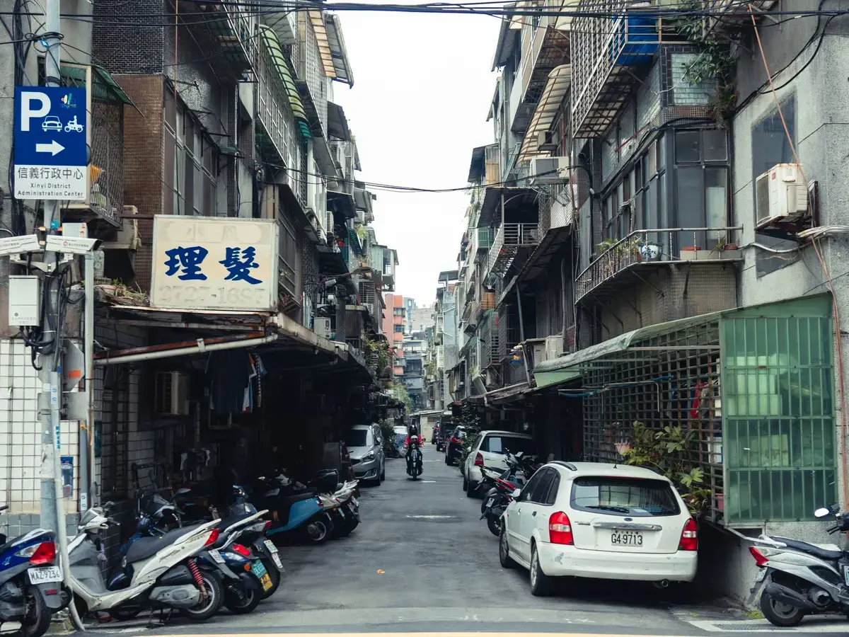 市區街道旁停滿汽車的路邊停車格（示意圖）