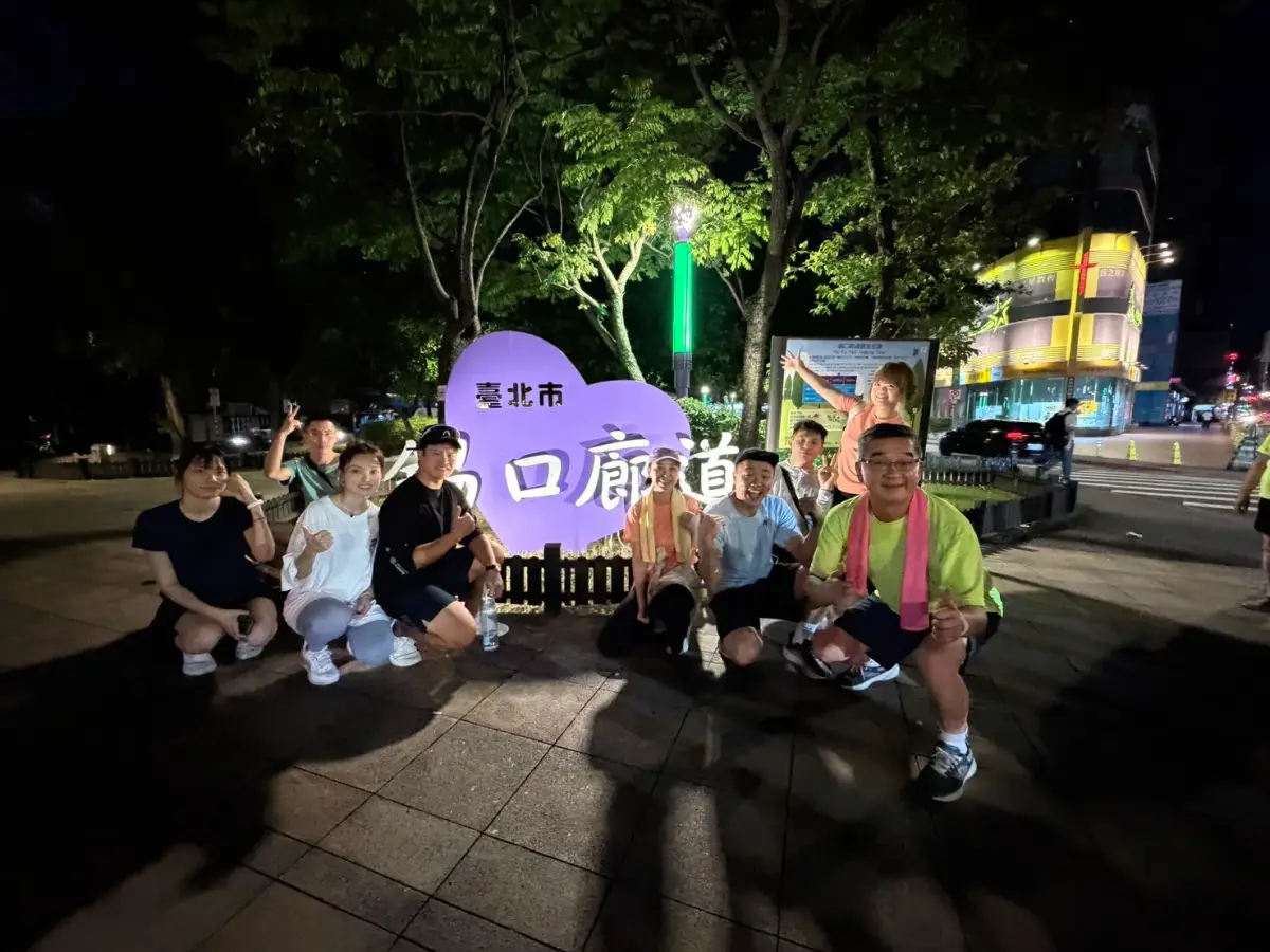 四處Run玩團員在臺北街區地標前合影
