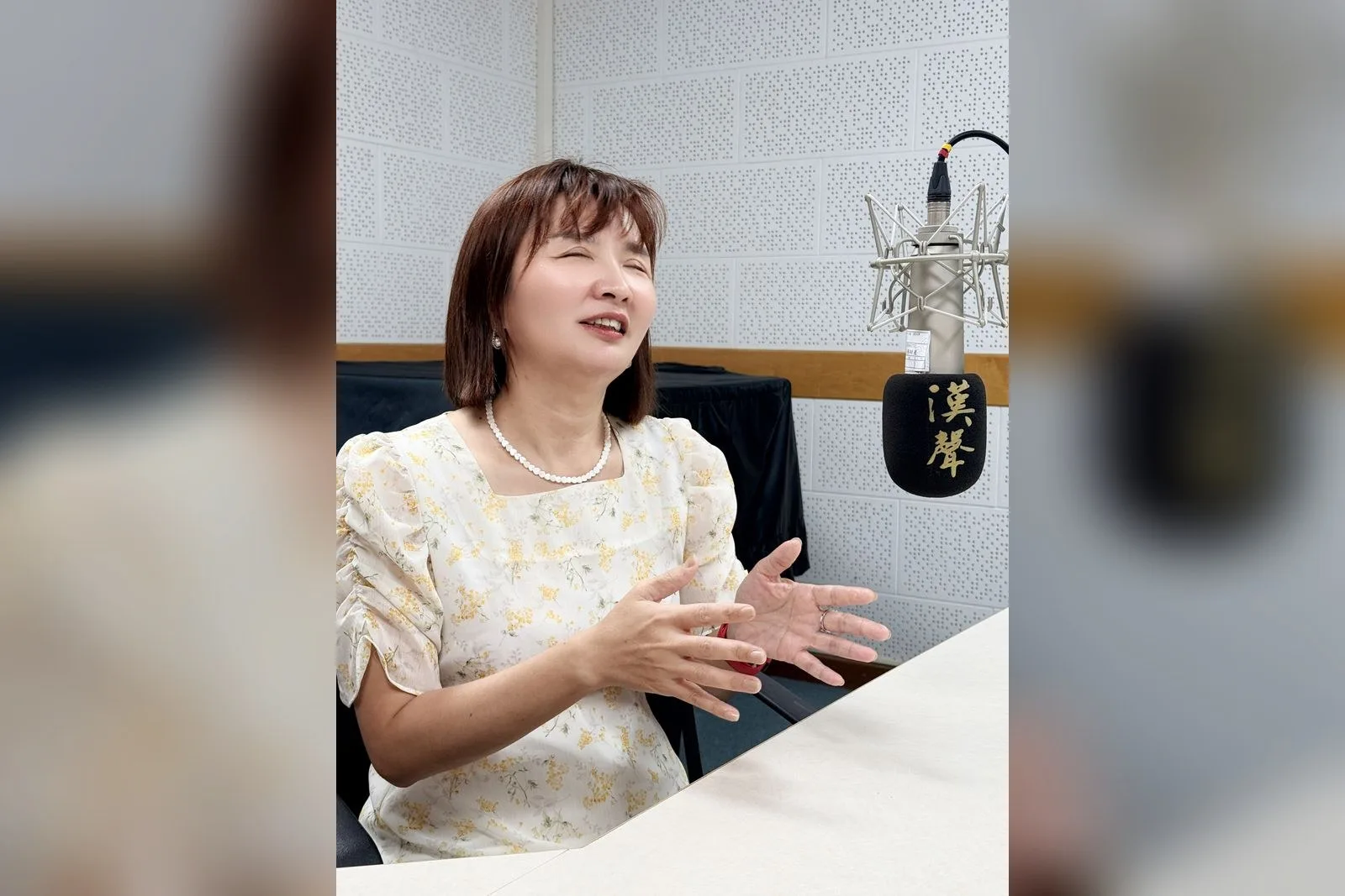 電臺錄音室中，劉禎祥接受訪談