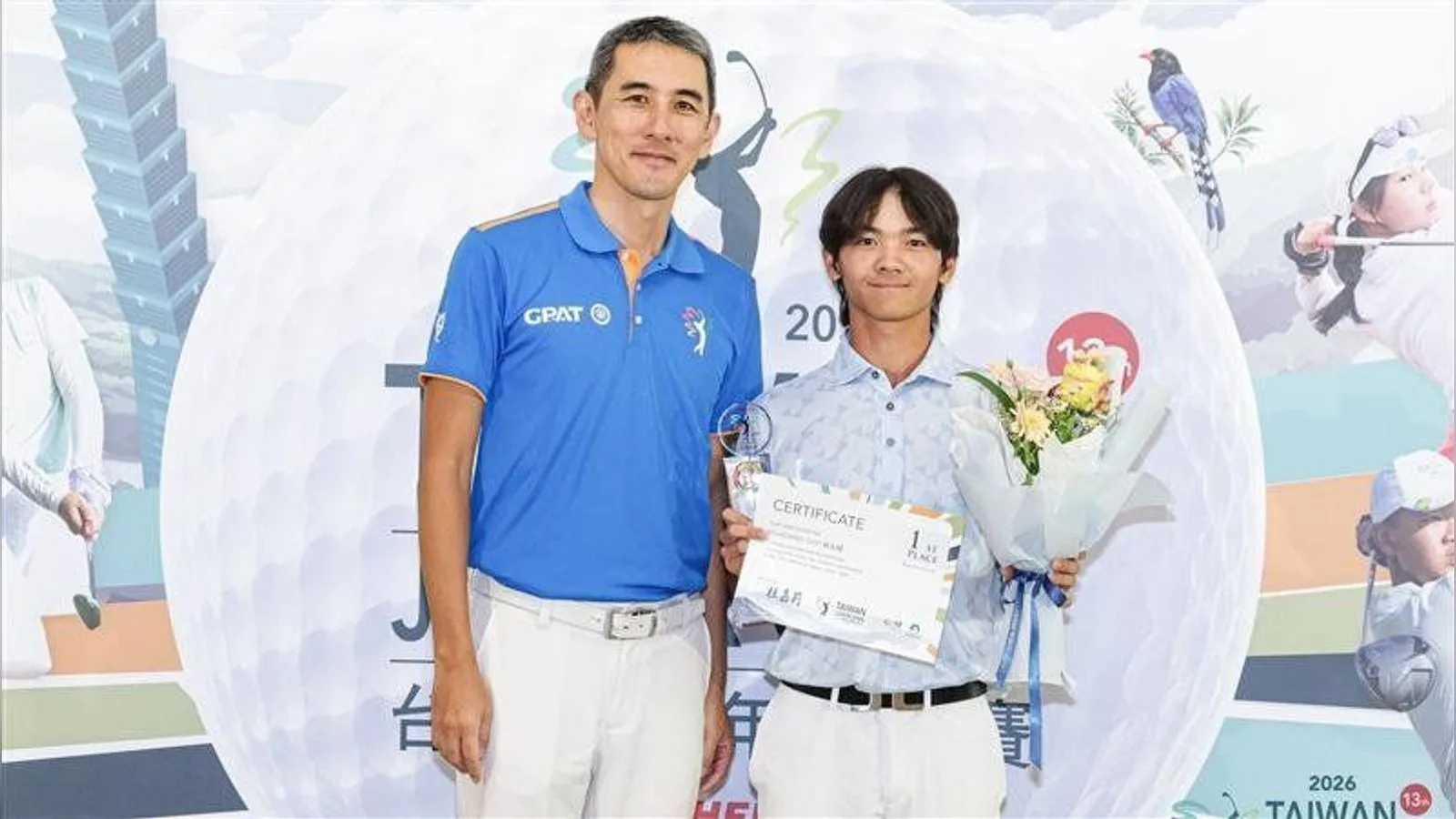 台灣青少年高球選手在綠意球場上完成揮桿動作，身旁放著高爾夫球袋