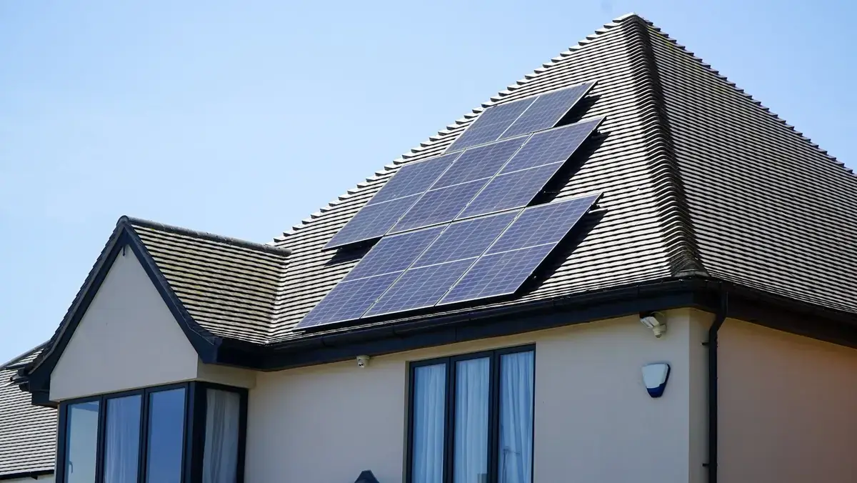 屋頂太陽能板與電表的生活用電查核示意圖