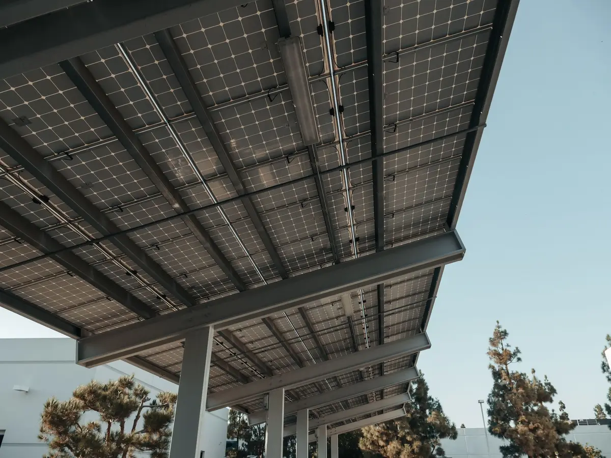 太陽光電板下方的能源設施，示意光電結合儲能系統