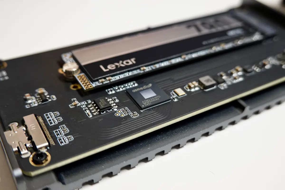 桌上筆電旁的 NVMe 固態硬碟