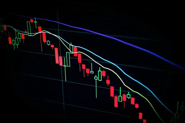 交易螢幕顯示市場走勢，呈現查證股票與期貨交易平台的情境