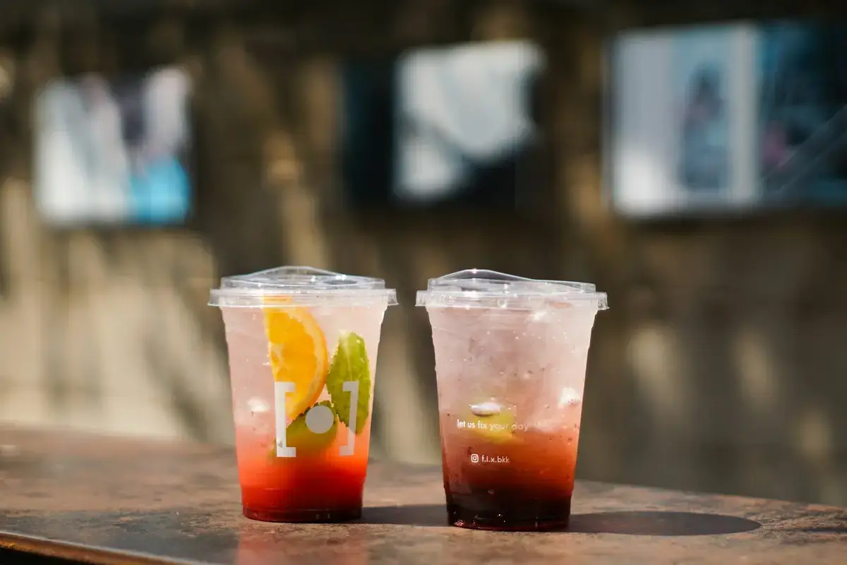 冰飲杯中可見茶湯、果片與冰塊，呈現夏季水果茶的常見搭配