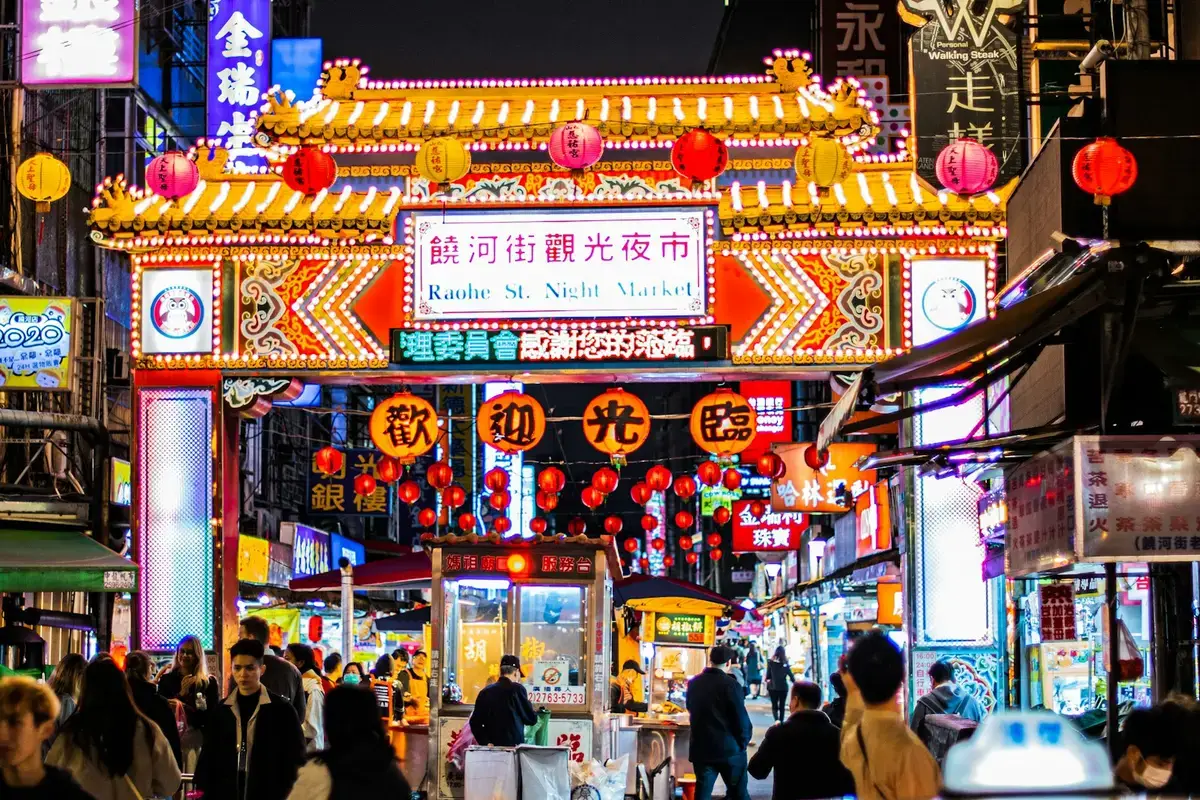 台灣傳統市場攤位與日常採買場景