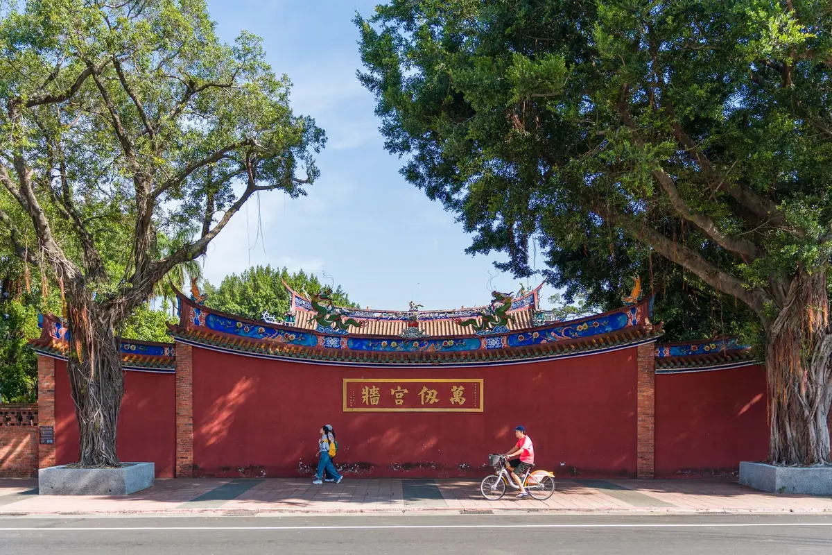 台南老榕樹與傳統街區廟宇的旅遊示意圖