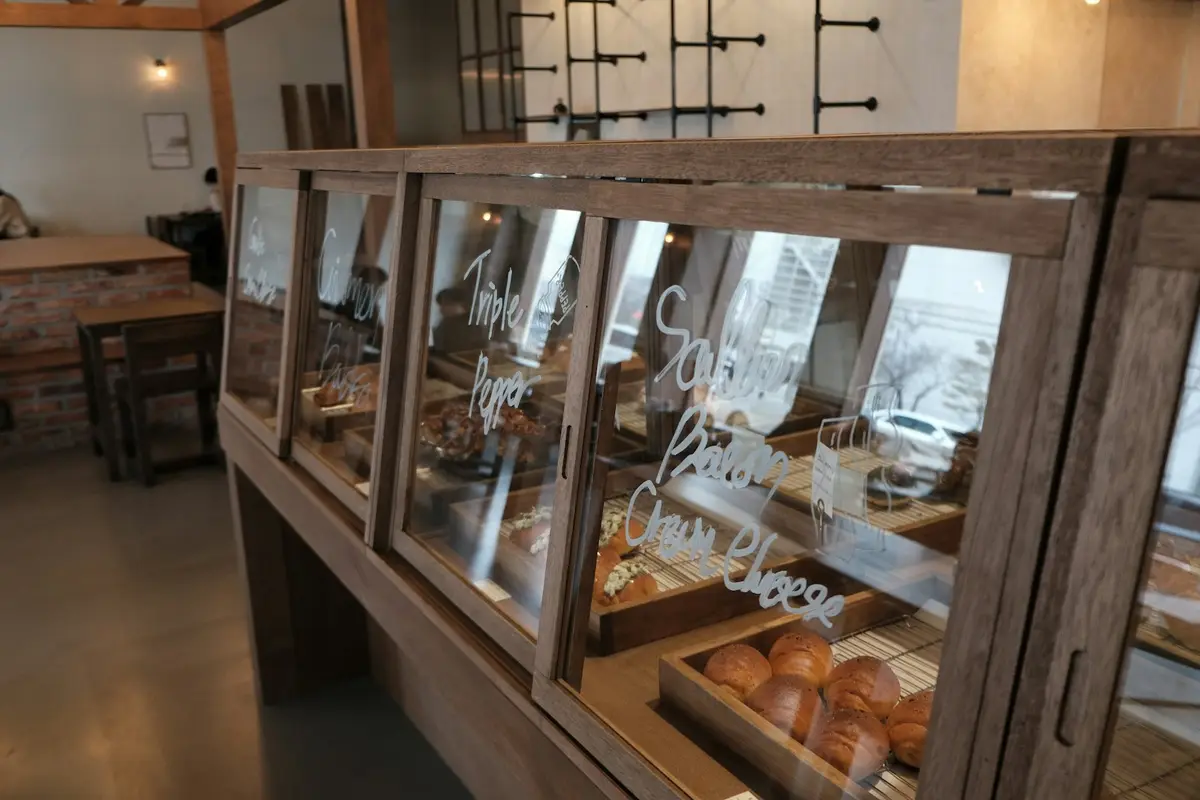 包子店展示櫃裡擺放麵包與蒸點的門市情境