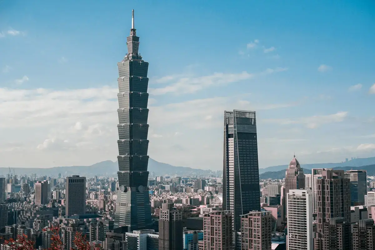 台北金融商業區城市天際線與代表股市走勢的抽象光線