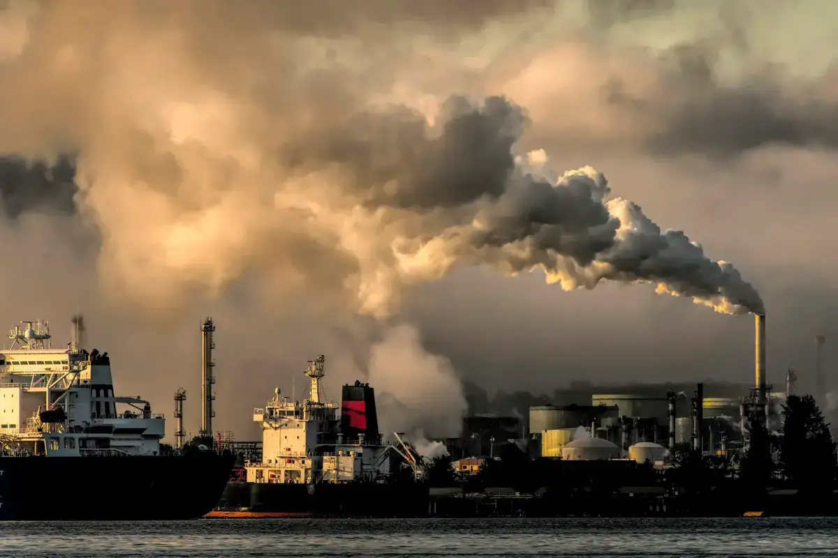 工業設施與排放監測，示意碳費制度與排放盤查