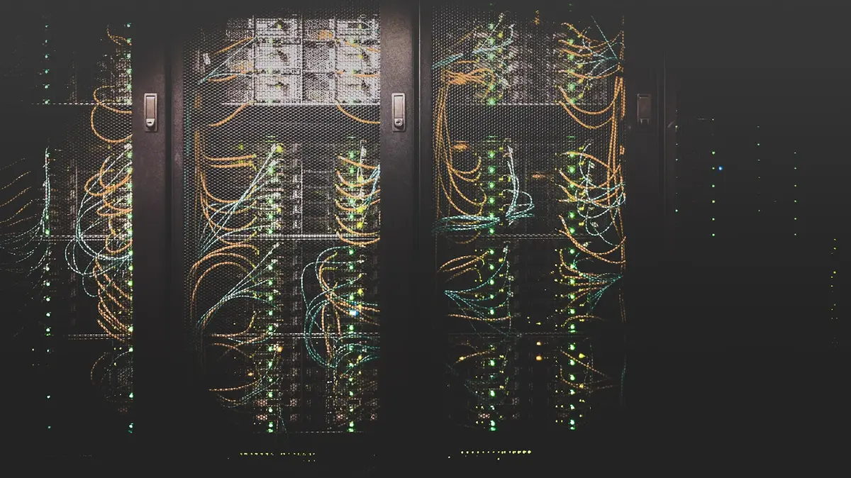 資料中心伺服器機房內的機櫃與線路，象徵能源密集的資料中心設施