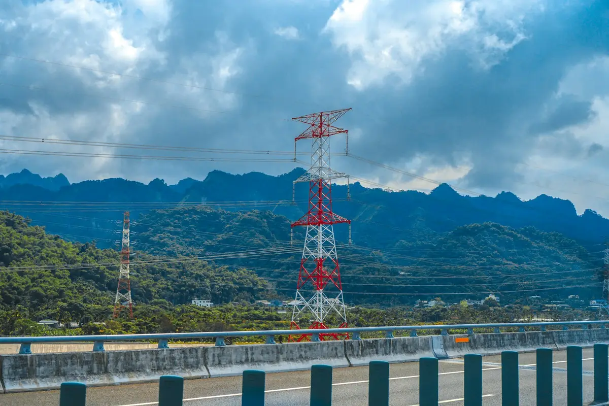 台灣電表與電力設施，象徵電價審議與供電成本（示意圖）