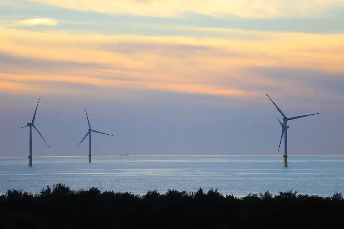 海面上的離岸風力發電機組，象徵台灣離岸風電區塊開發