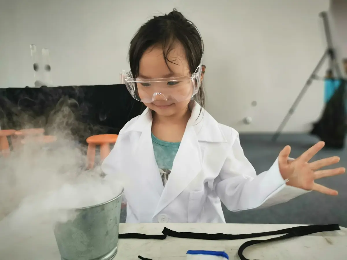 孩子在科學工作坊做實驗（示意圖）
