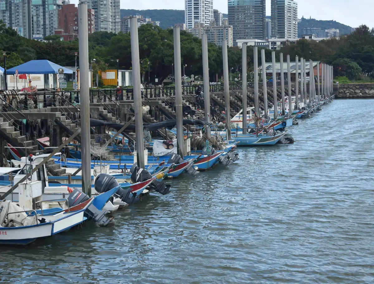 淡水金色水岸與老街河景，呈現淡水旅遊景觀（示意圖）