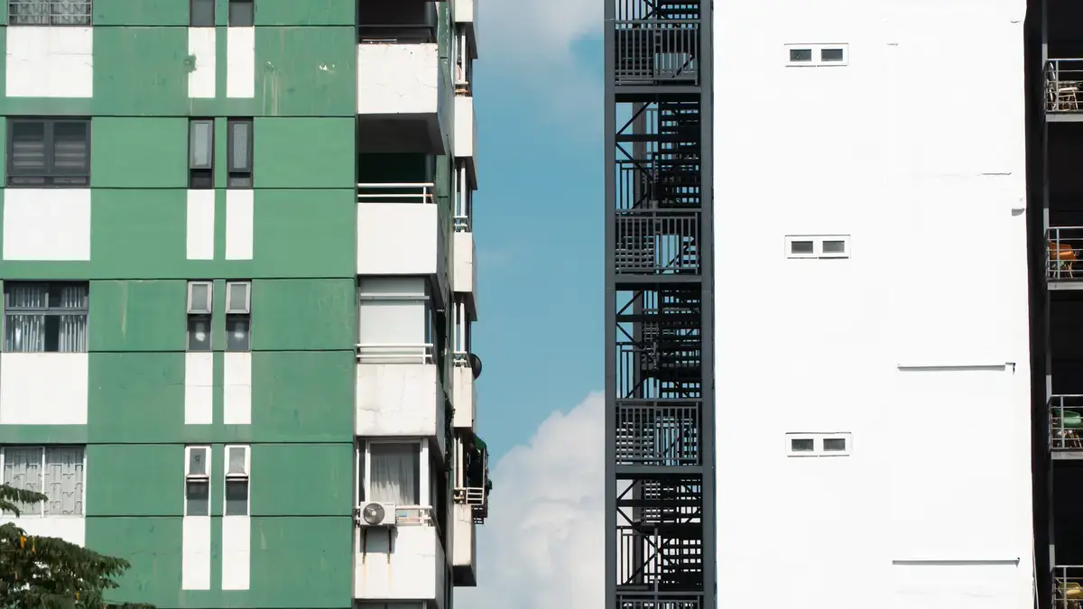 台灣不同型態住宅建築並列，呈現公寓大廈居住與房屋交易情境