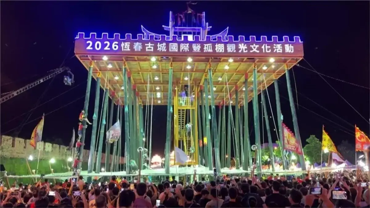 2026恆春豎孤棚競賽中，各隊在夜間孤柱下疊起人塔
