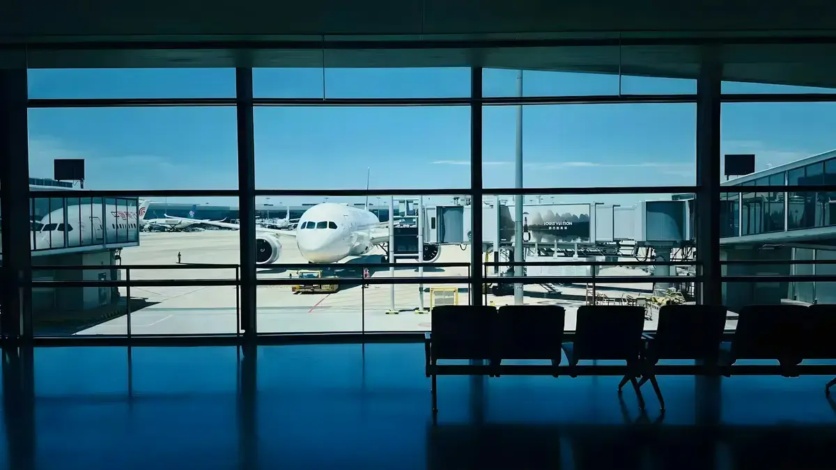 旅客在機場準備登機，畫面呈現出國旅行情境