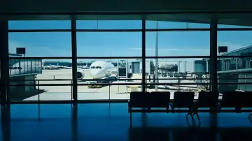 旅客在機場準備登機，畫面呈現出國旅行情境