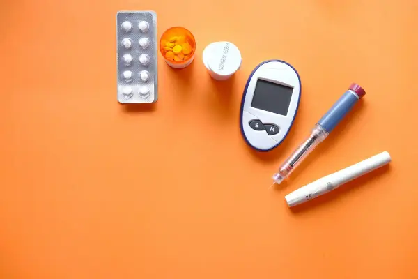 桌上有血糖機、血壓計和聽診器的健康照護示意