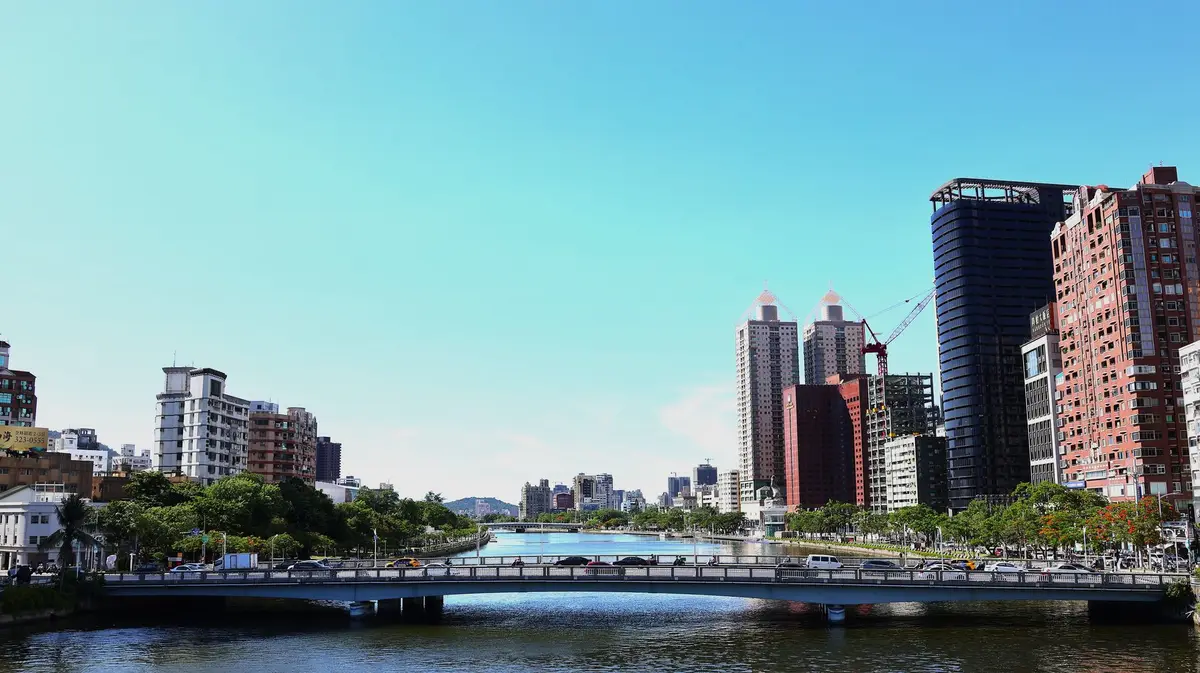 高雄愛河兩岸的橋梁與市區高樓