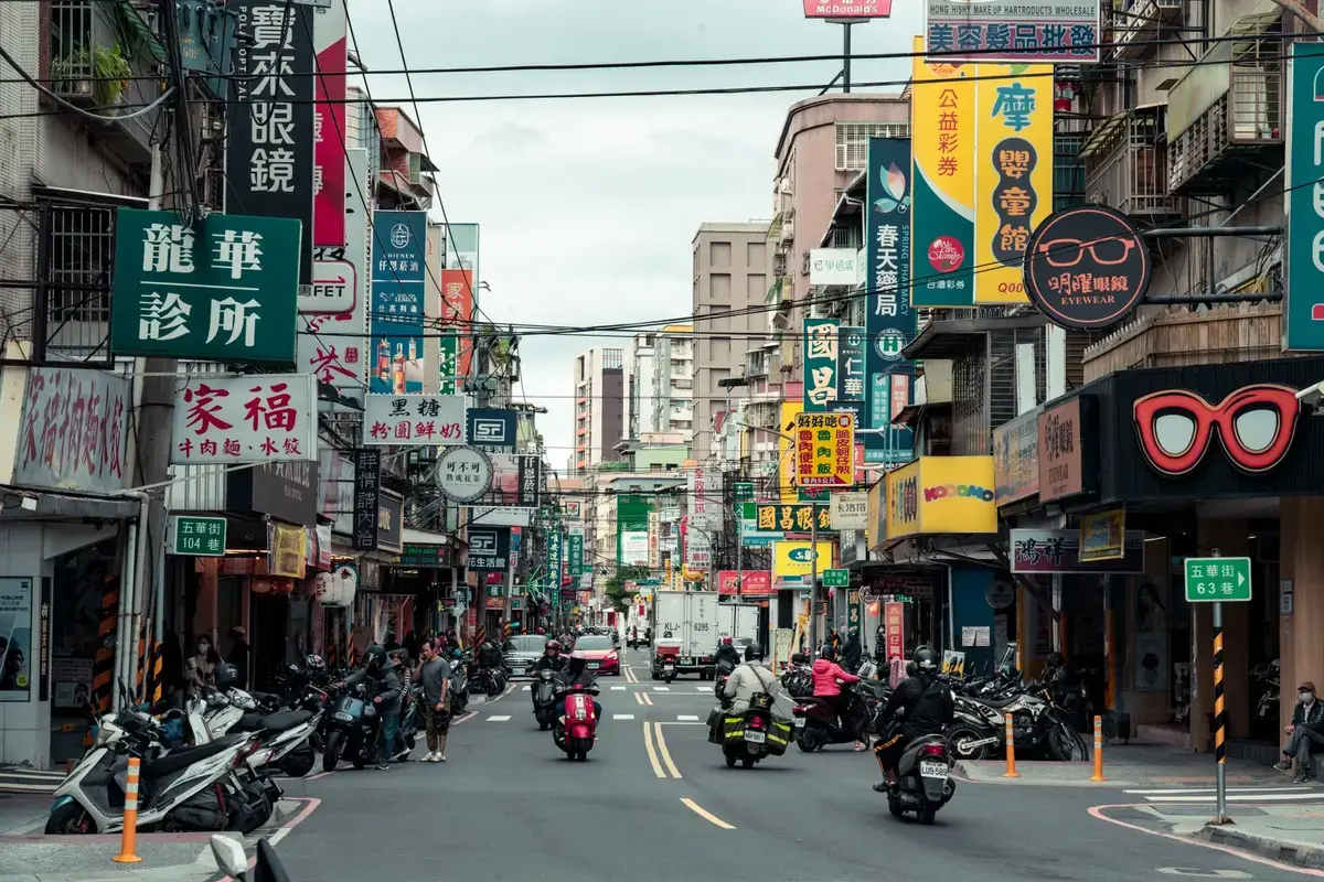 新北市五華街商圈街景與店家招牌，呈現地方消費場景