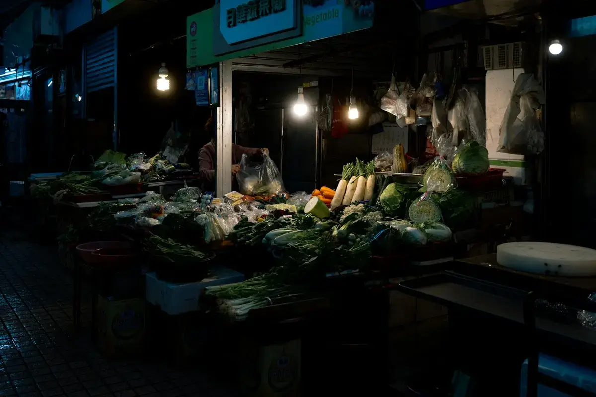 台中夜市街道與攤商消費人潮的橫式實景