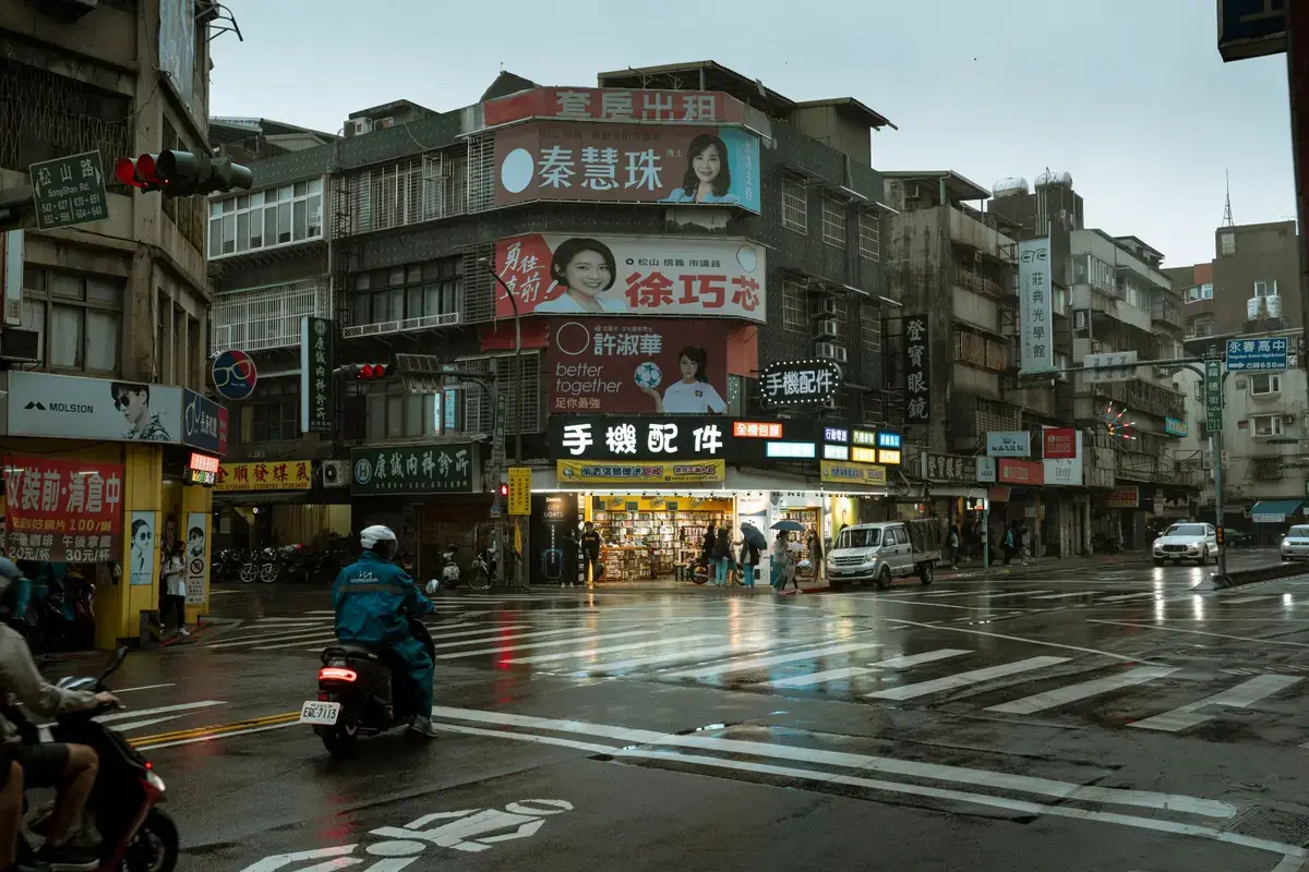 空拍道路交叉口，一輛車接近路口，呈現交岔路口行車情境