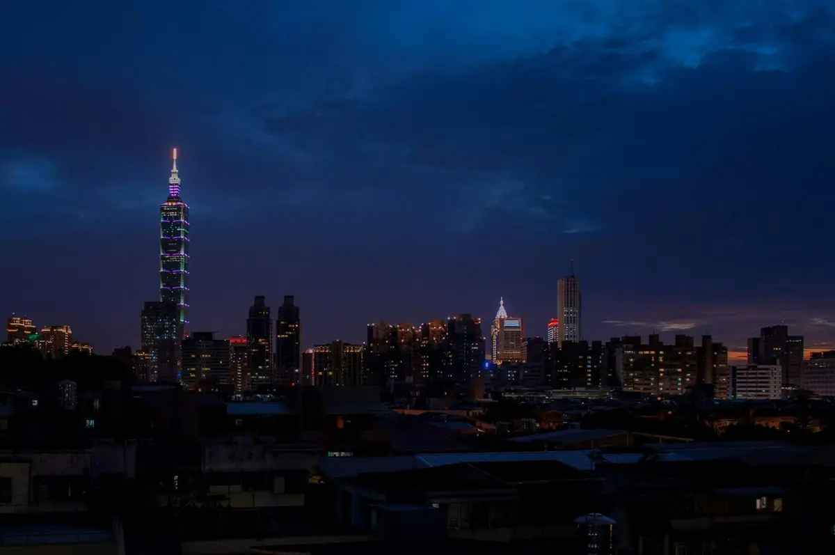 台灣住宅大樓與城市街區景觀，呈現買小換大與住宅資金規劃主題