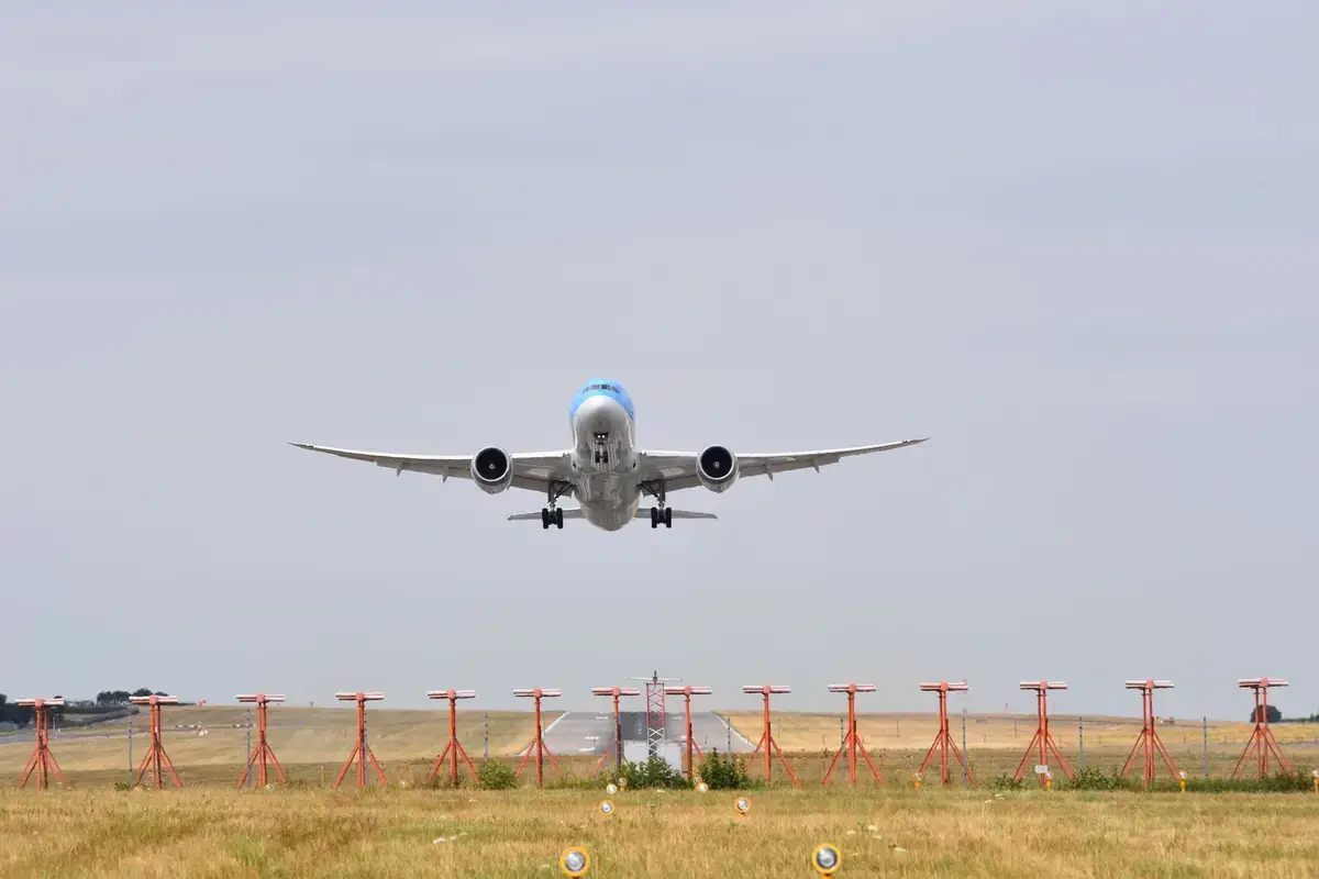 客機近距離起飛，跑道與機場背景清晰可見（示意圖）
