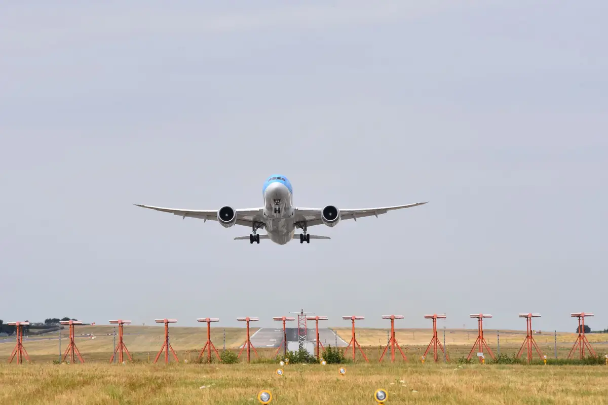 客機近距離起飛，跑道與機場背景清晰可見（示意圖）