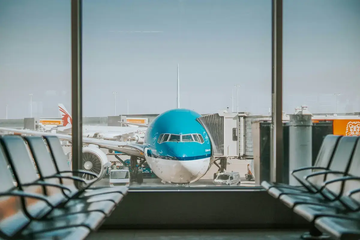 機場航廈旁停靠的客機近景（示意圖）
