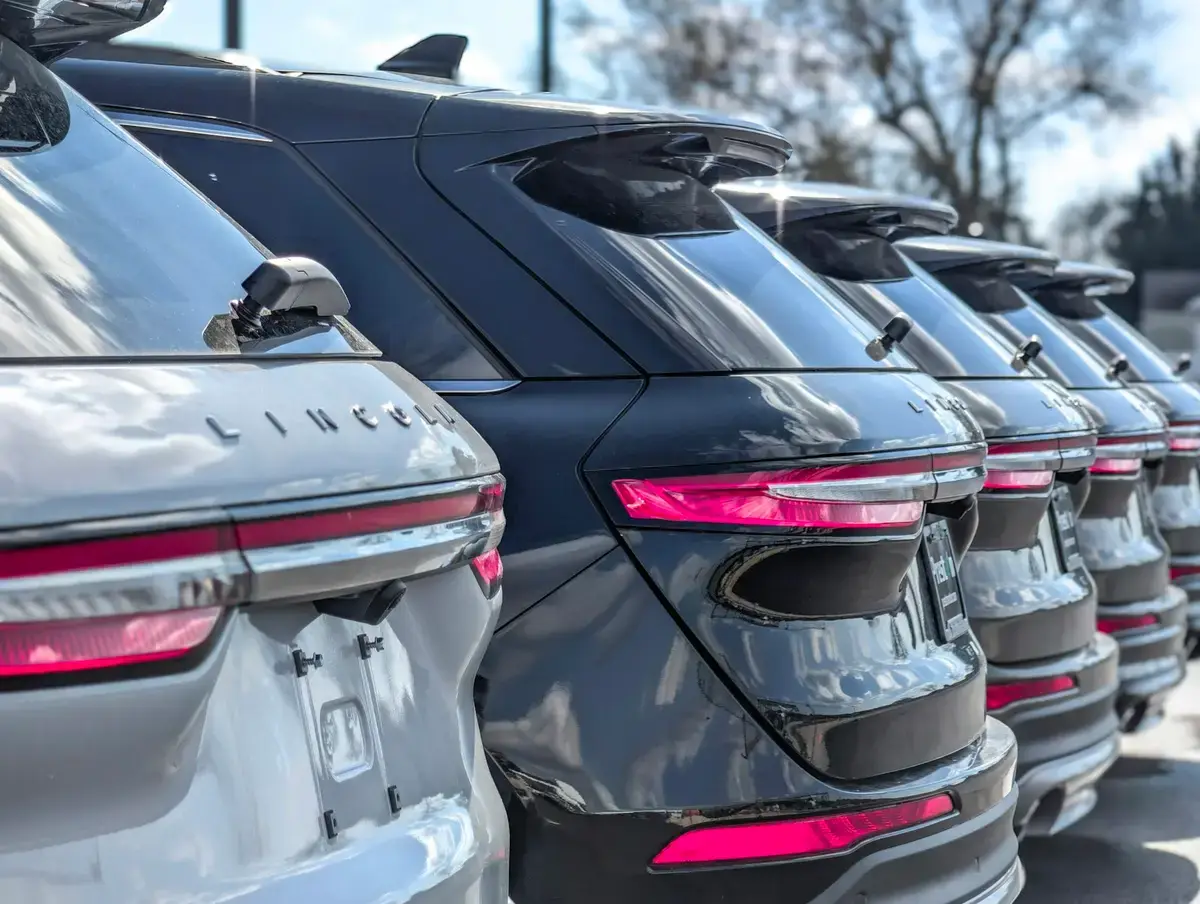 經銷據點停放的汽車近景（示意圖）