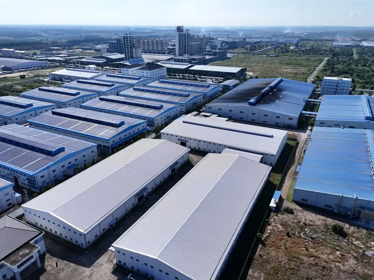 越南工廠產線設備與作業區的近景（示意圖）