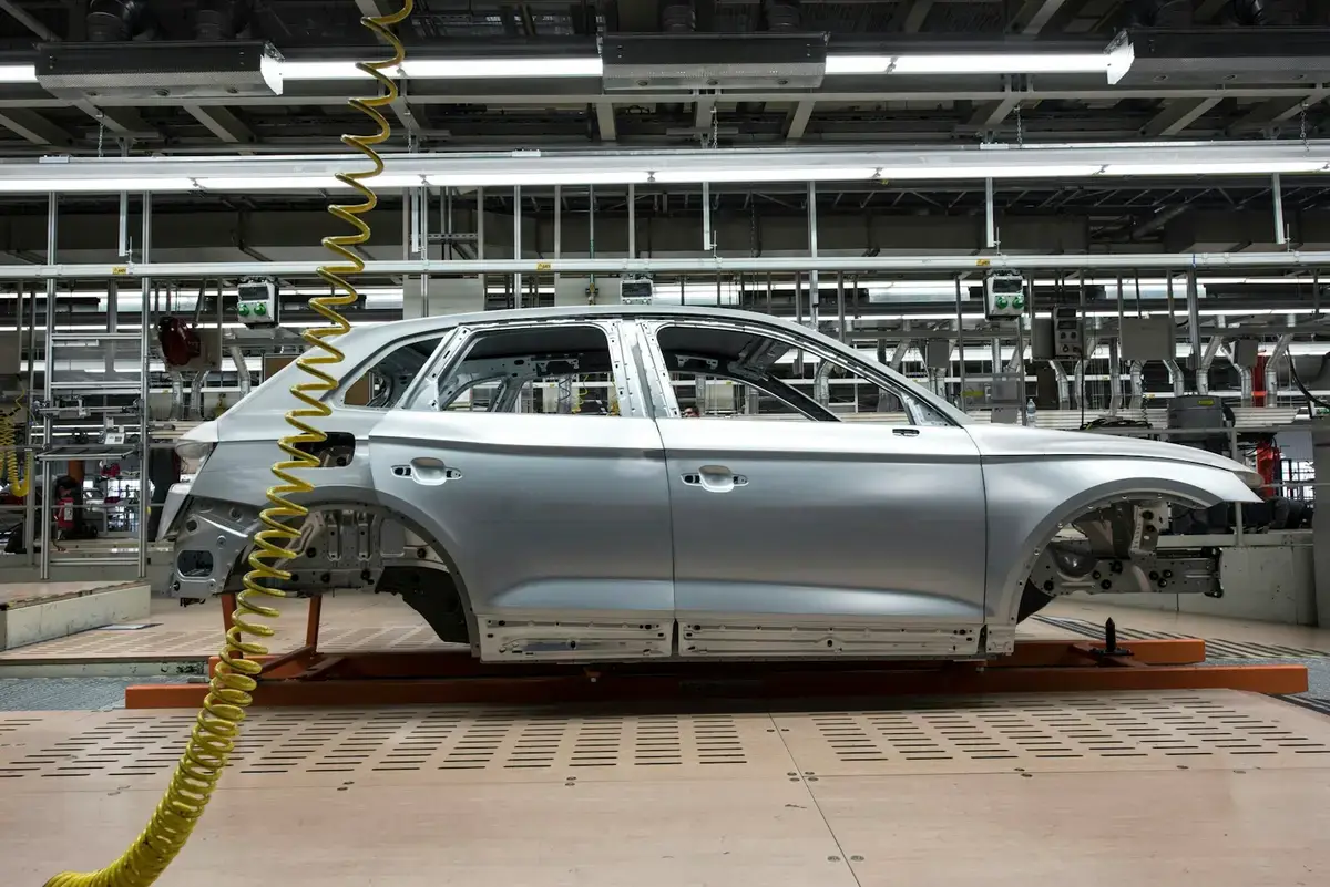 汽車工廠產線近距離組裝作業（示意圖）