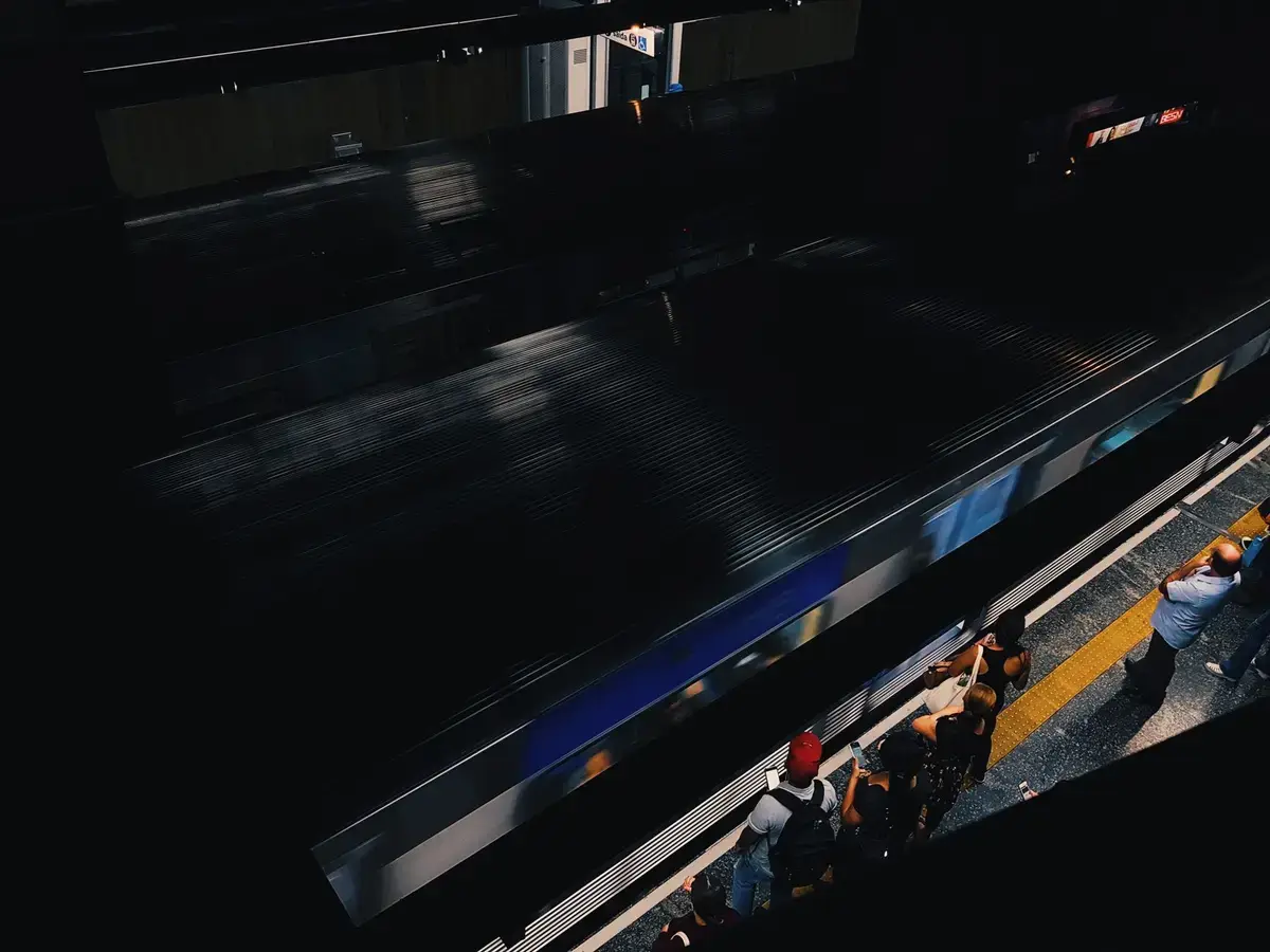 地鐵列車停靠月台，呈現車身與車站近景（示意圖）