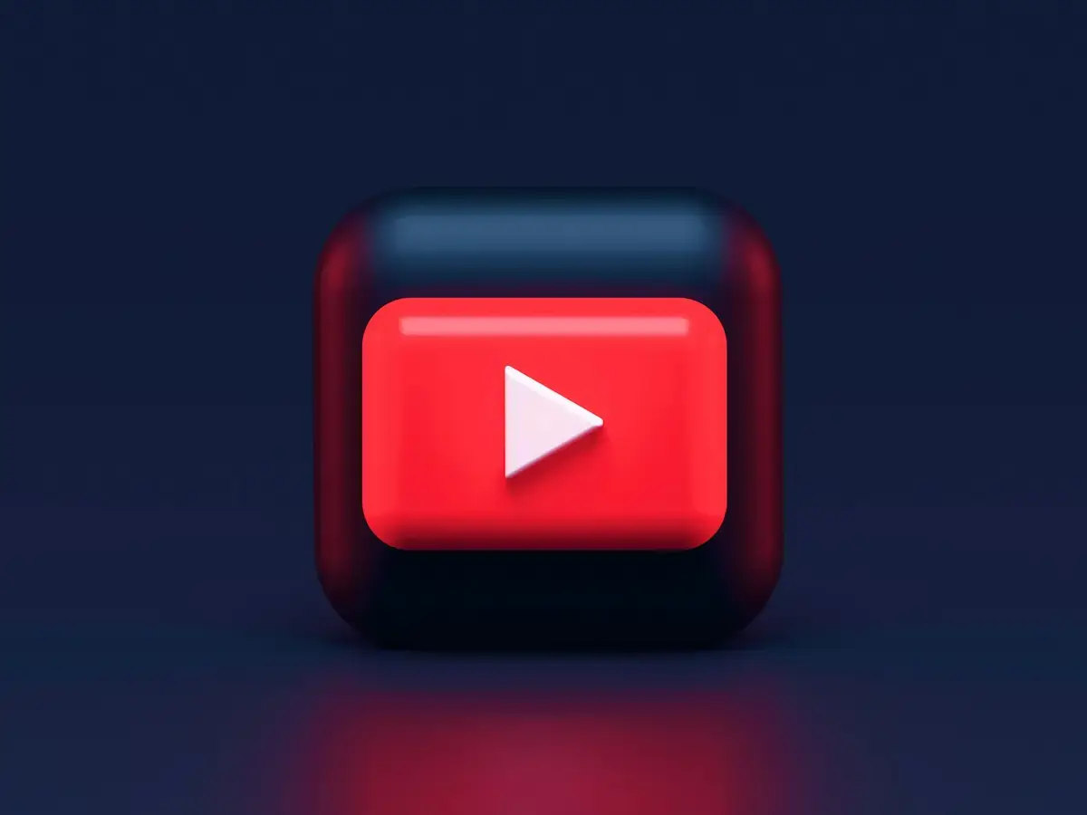 手機螢幕上的YouTube播放圖示，象徵YouTube家庭方案與影音訂閱服務