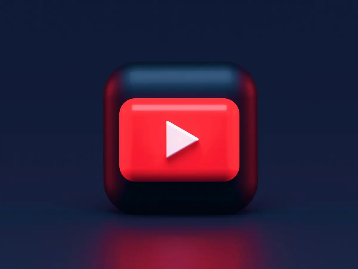 手機螢幕上的YouTube播放圖示，象徵YouTube家庭方案與影音訂閱服務