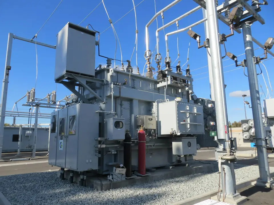 工業園區廠房與高壓變電設備，呈現企業用電規劃情境