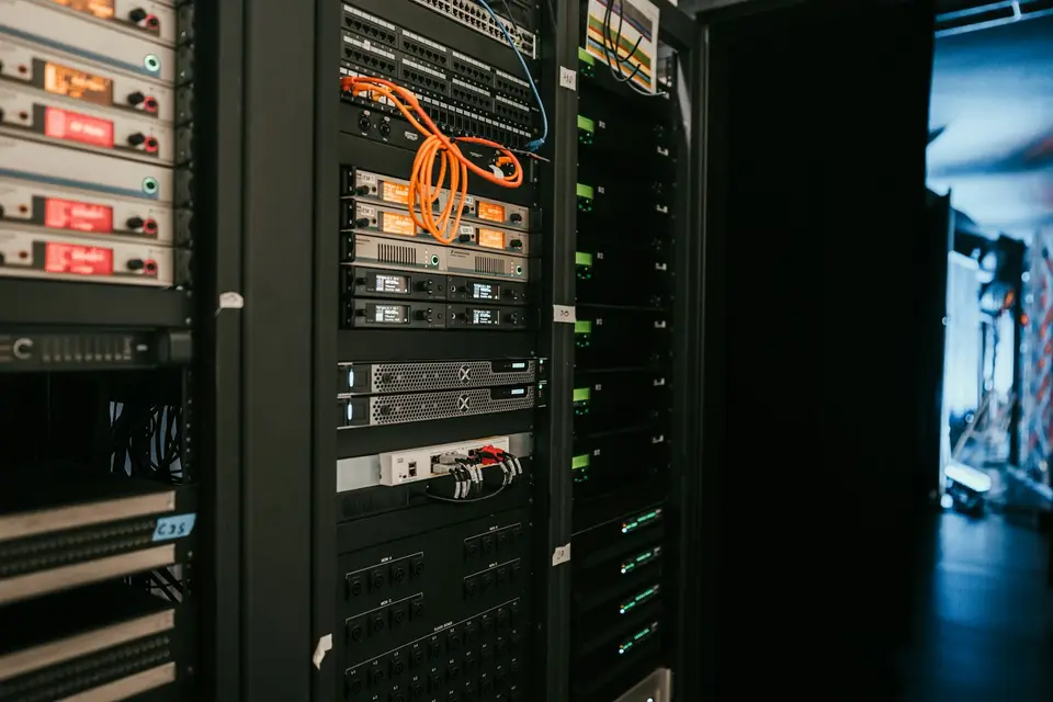 Power Rack 把轉換、保護與備援從 IT 機架旁移出(示意圖) AI 資料中心一排機架旁的獨立高壓直流 power rack,旁邊是 GPU 計算機架與母線