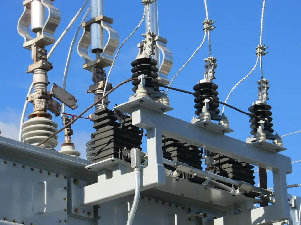 800V 直流需要把熔斷、隔離與快速斷路放在同一套保護協調裡(示意圖) 資料中心高壓直流保護盤與熔斷器、隔離開關、固態斷路器的工業場景