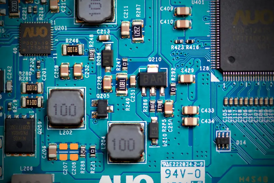 被動與磁性元件決定電源轉換的損耗、瞬態和可靠度(示意圖) AI 伺服器電源板上的電感、電容與電流感測元件近距離特寫